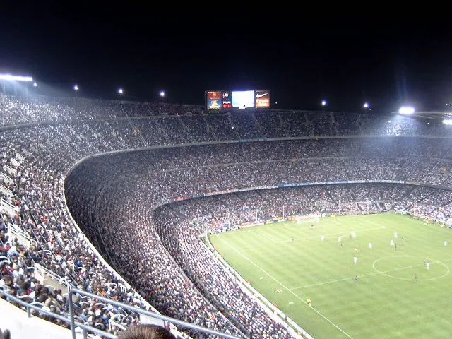 Un estadio lleno, iluminado de noche